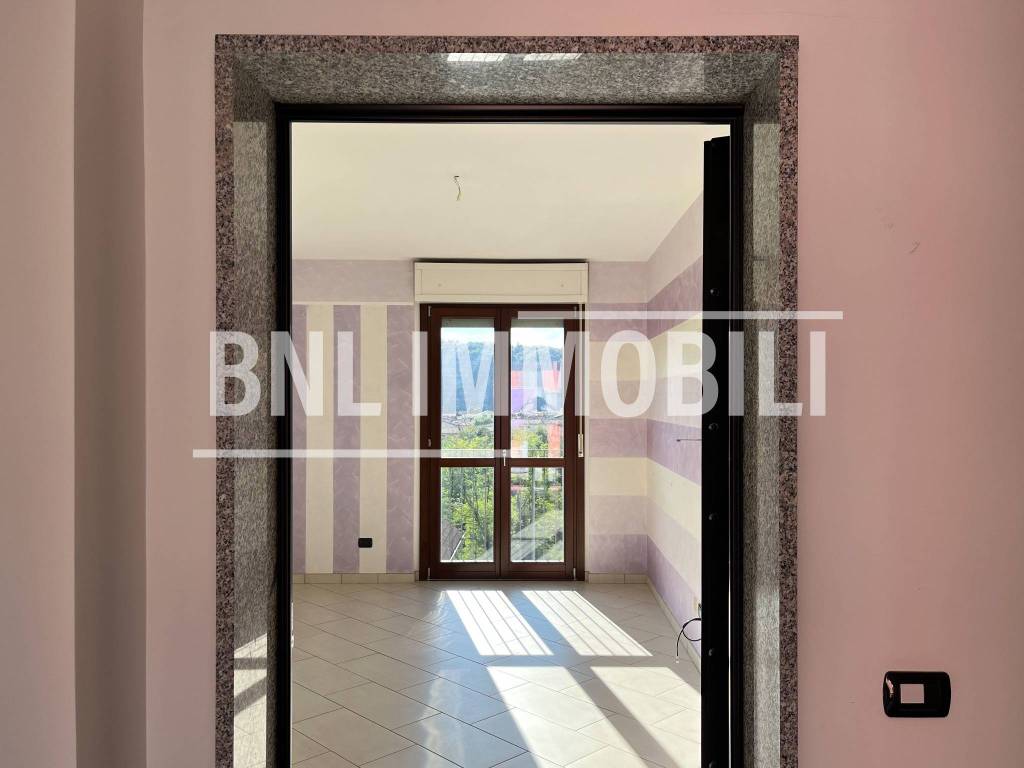 Appartamento a Luino in Via Filippo Turati, 48 - Foto 3