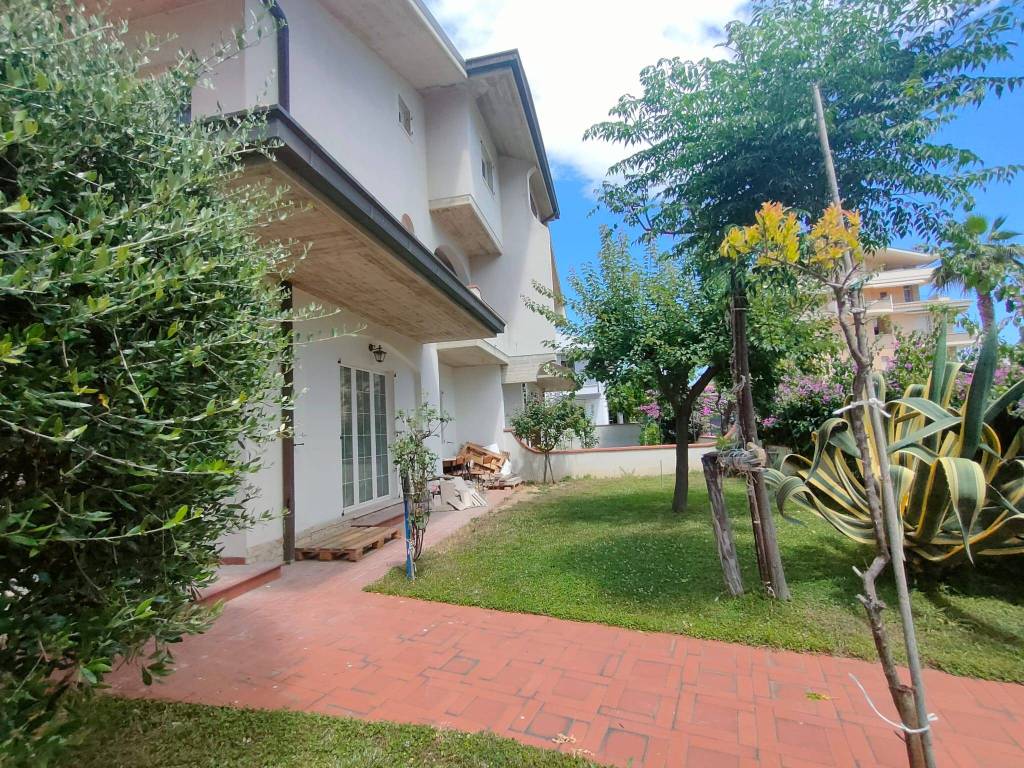 Villa a Tortoreto in Via Corradino d'Ascanio, 22 - Foto 4
