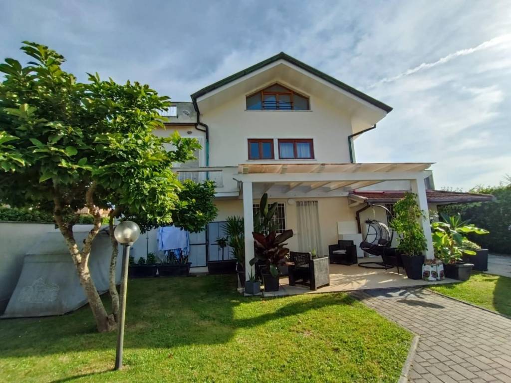 Villetta a schiera a Montignoso in Via Acquala, - Foto 1