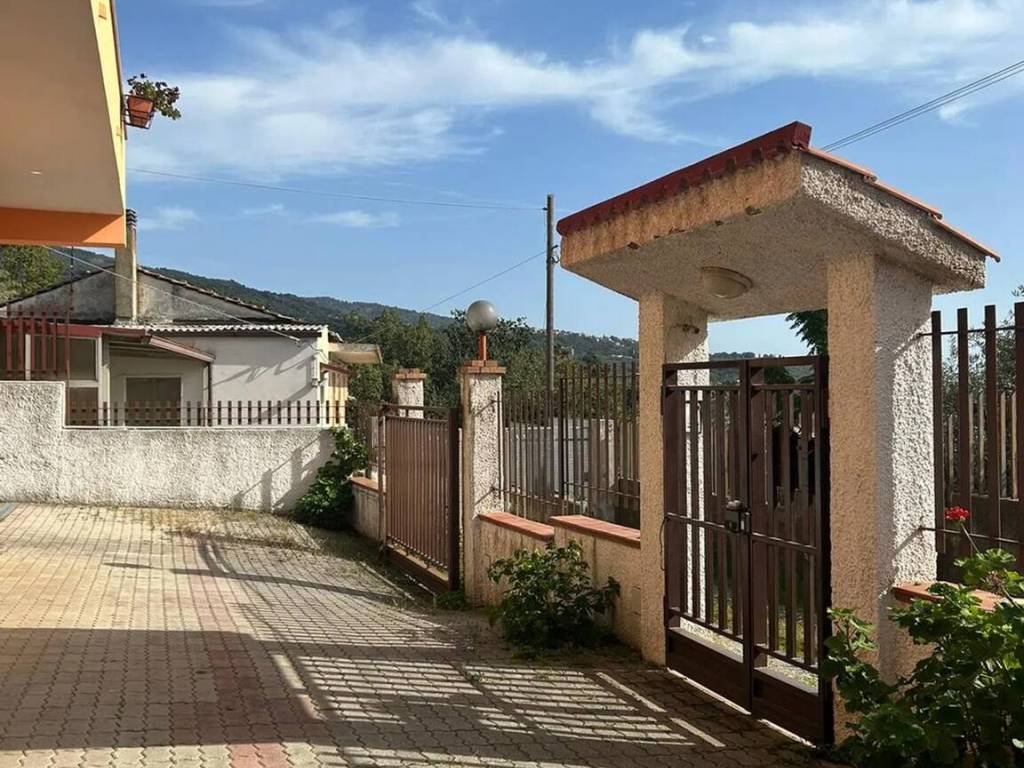 Villa a Lamezia terme in Via Pasquale Stancati S.N.C. - Foto 2