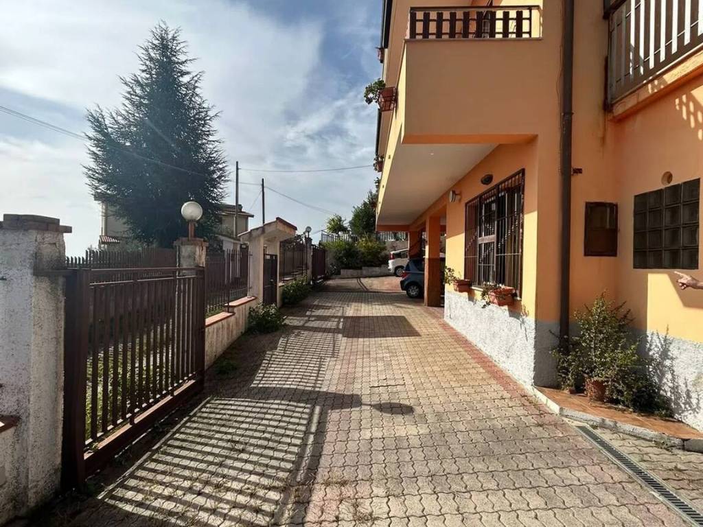Villa a Lamezia terme in Via Pasquale Stancati S.N.C. - Foto 3