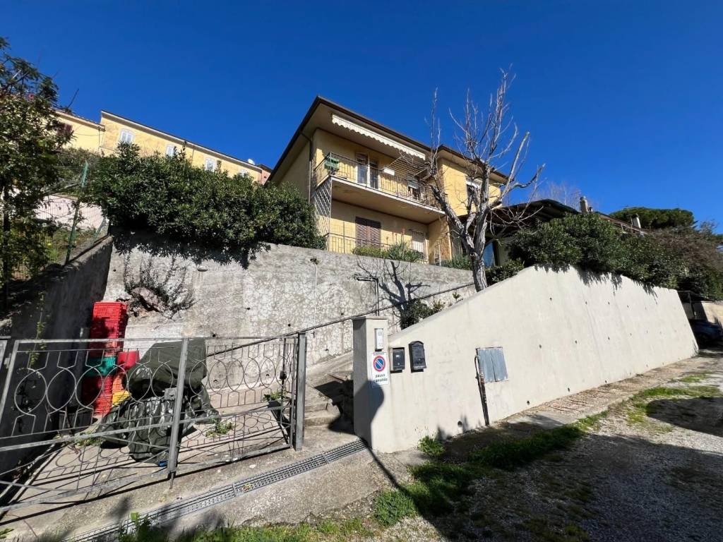 Villetta a schiera a Castagneto carducci in Via Umberto I - Foto 2