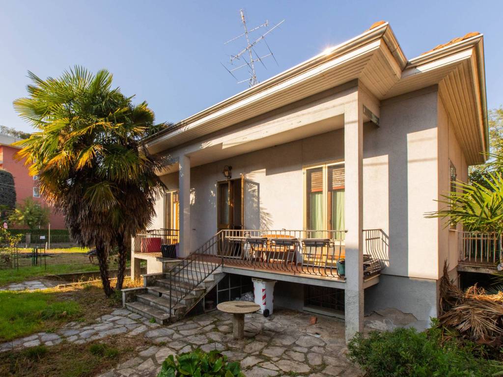 Villa a Busto arsizio in Via Gioacchino Rossini, 68 - Foto 1