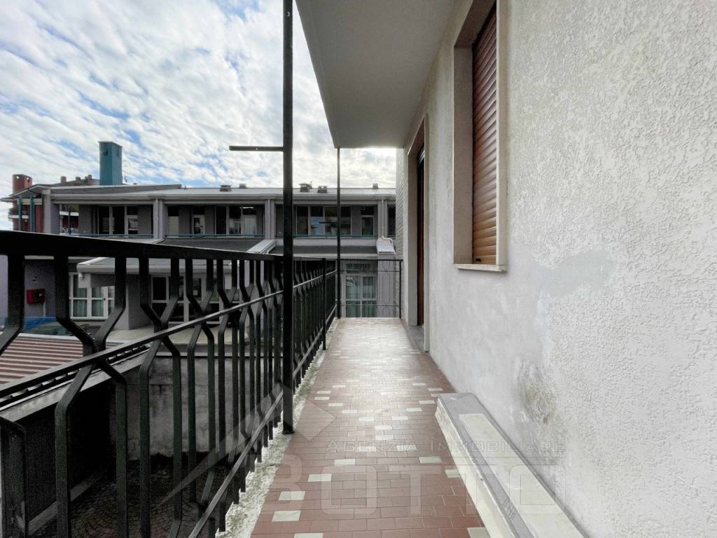 Appartamento a Borgomanero in via ugo foscolo 15 - Foto 2