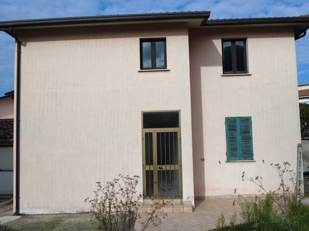 Villa a Gualdo tadino in Via Nino Bixio, 8 - Foto 2