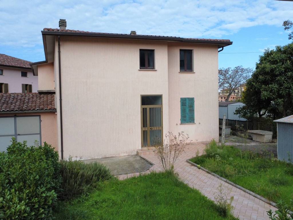 Villa a Gualdo tadino in Via Nino Bixio, 8 - Foto 4