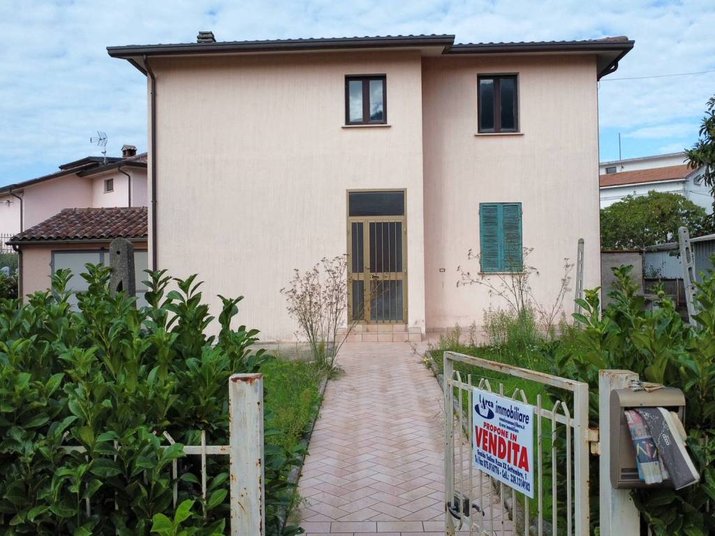 Villa a Gualdo tadino in Via Nino Bixio, 8 - Foto 5