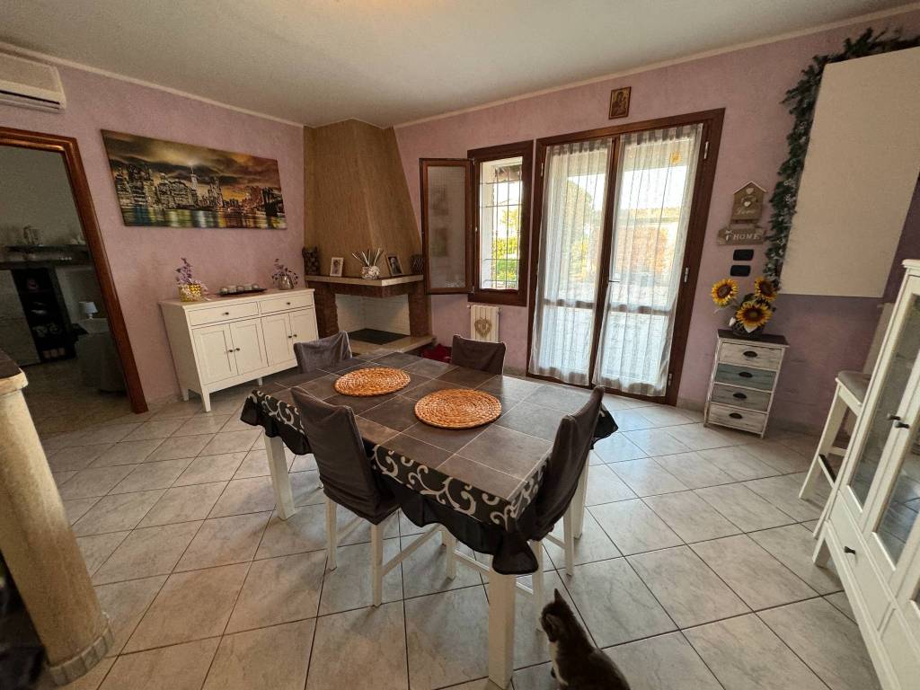 Appartamento a Mirandola in Via Bastiglia, 41 - Foto 2