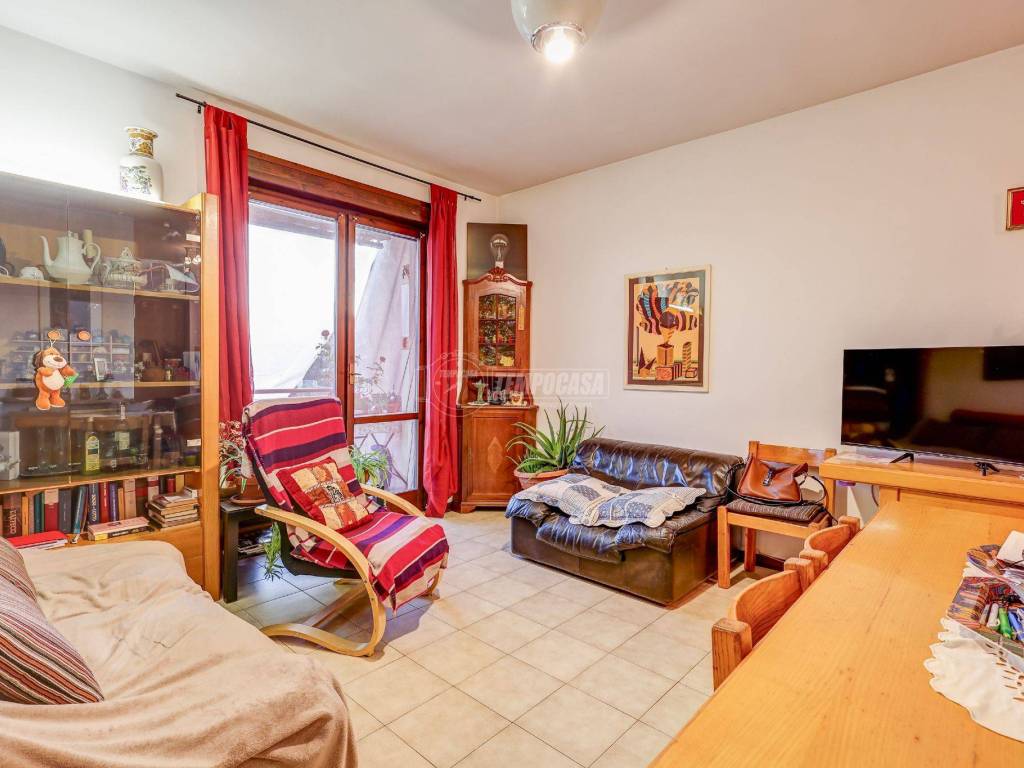 Appartamento a Castelletto sopra ticino in Via Eugenio Montale - Foto 2
