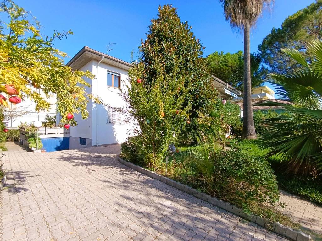 Villa a Alba adriatica in Via Andrea Bafile, 91 - Foto 2