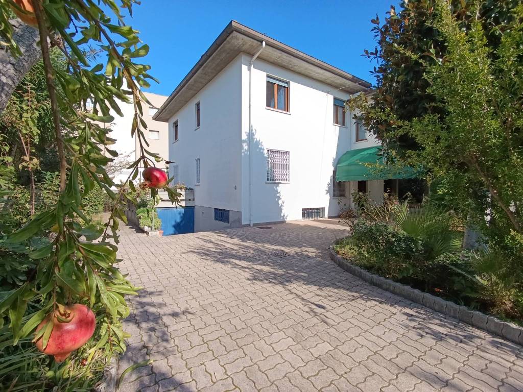 Villa a Alba adriatica in Via Andrea Bafile, 91 - Foto 3