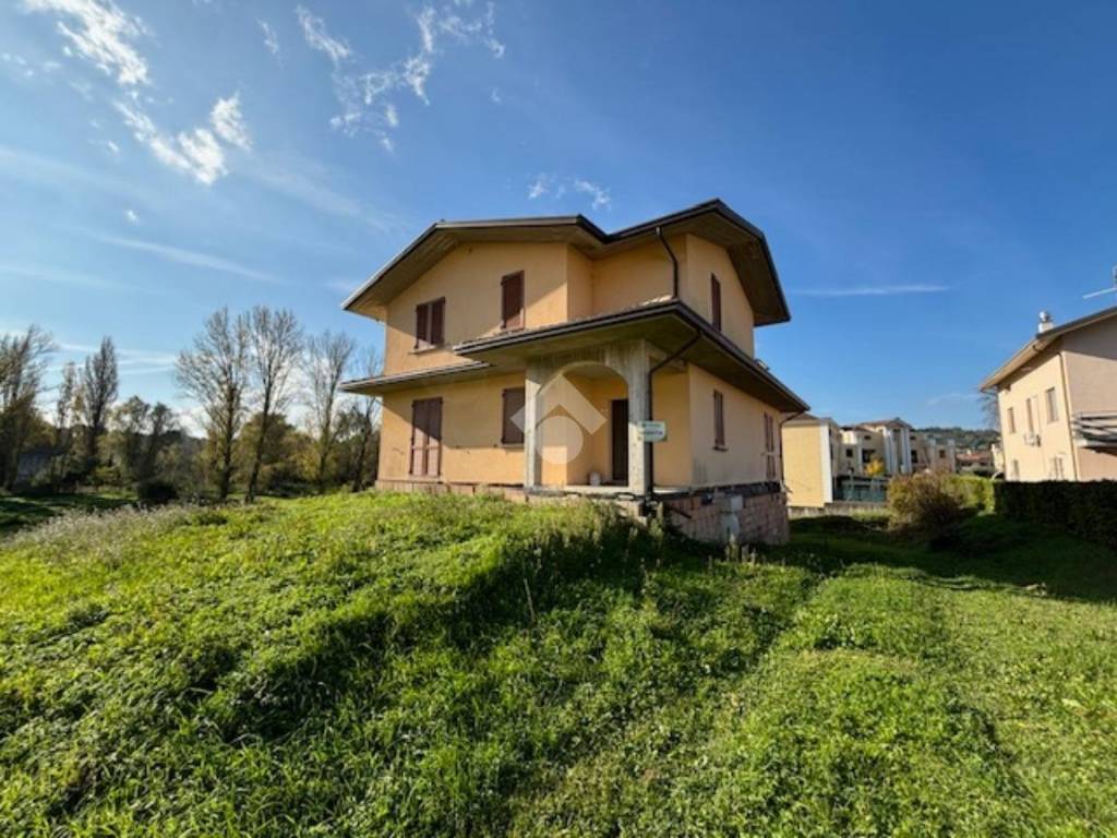 Villa a Gualdo tadino in Via Piersanti Mattarella, 63 - Foto 2