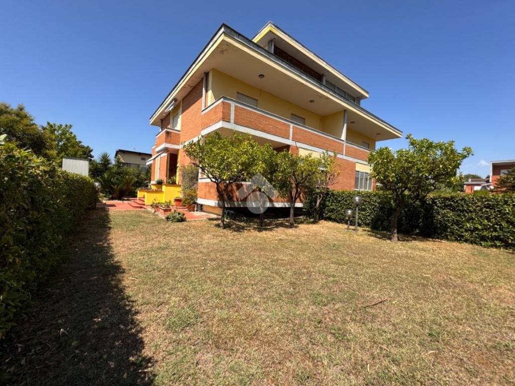 Villa a Latina in Via Abruzzo, 81 - Foto 2
