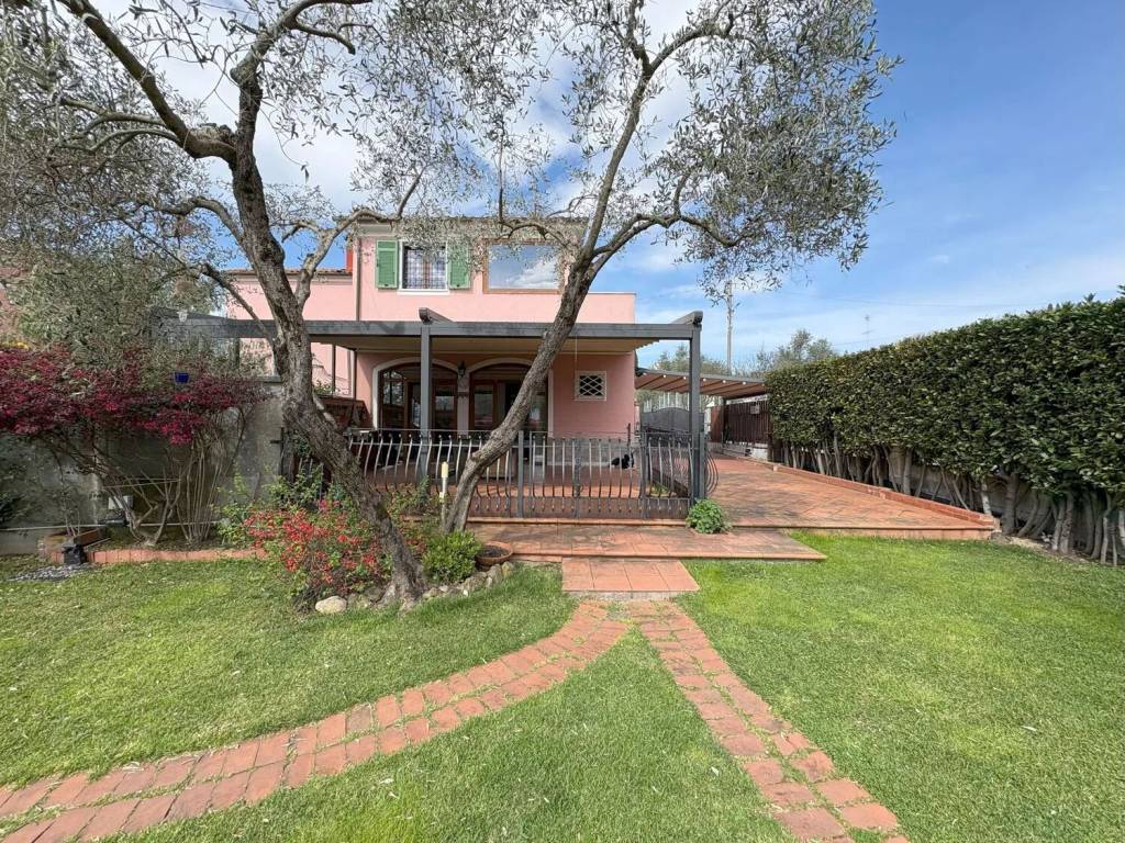 Villa a Sarzana in Via Sarzanello S.N.C. - Foto 3