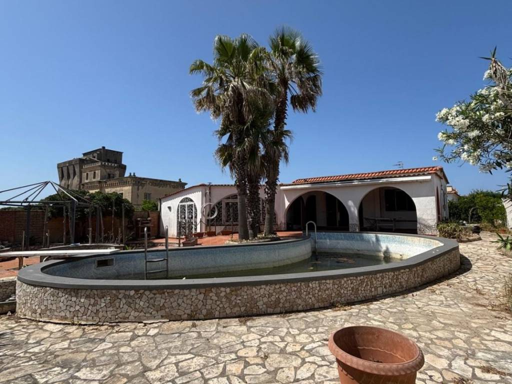 Villa a Castel volturno in Strada Statale Domiziana, 1089 - Foto 2