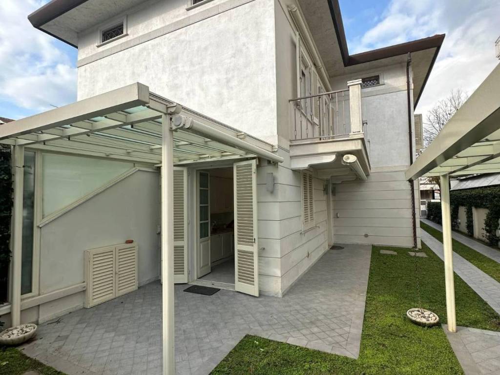 Villa a Camaiore in Via Paolo Manfredi - Foto 2