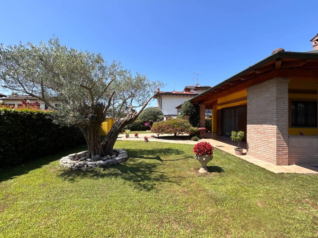 Villa a Castiraga vidardo in Via Papa Luciani Giovanni Paolo I, 4 - Foto 5