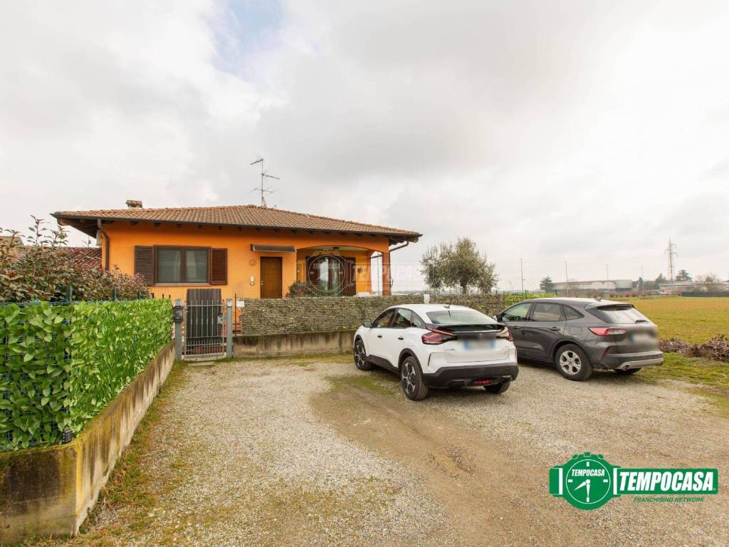 Villa a Bellinzago novarese in Via Cameri 92 - Foto 2