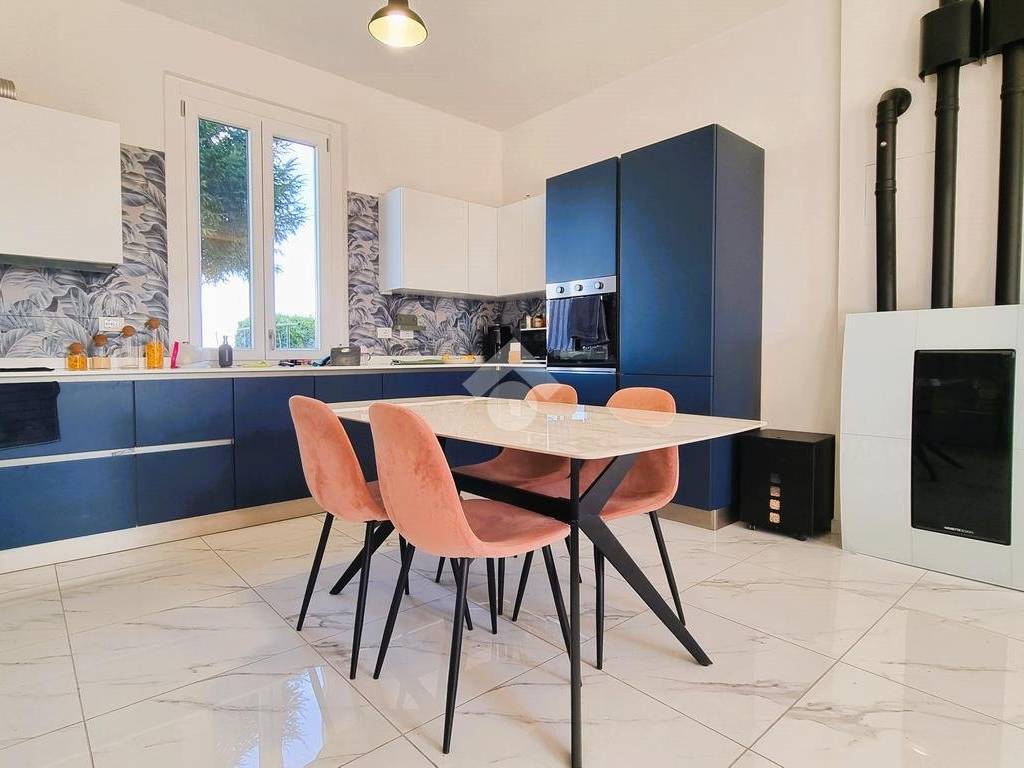 Villa a Bagnolo san vito in Via De Gasperi A., 30 - Foto 2