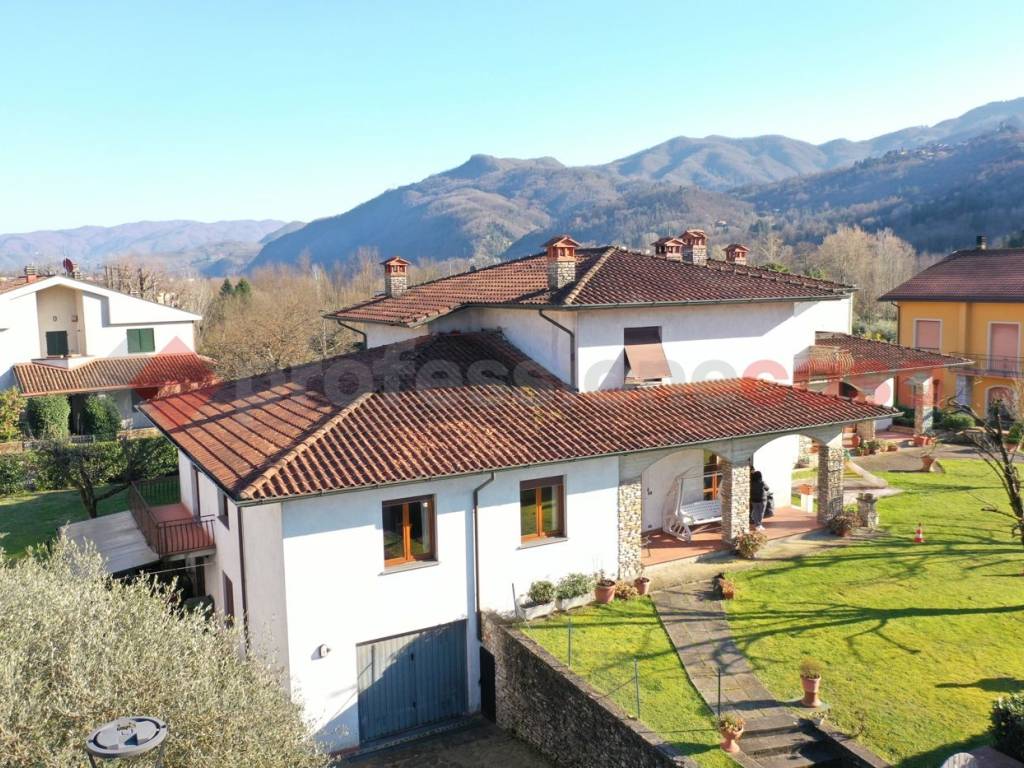 Villa a Barga in via Italia, 15 - Foto 2