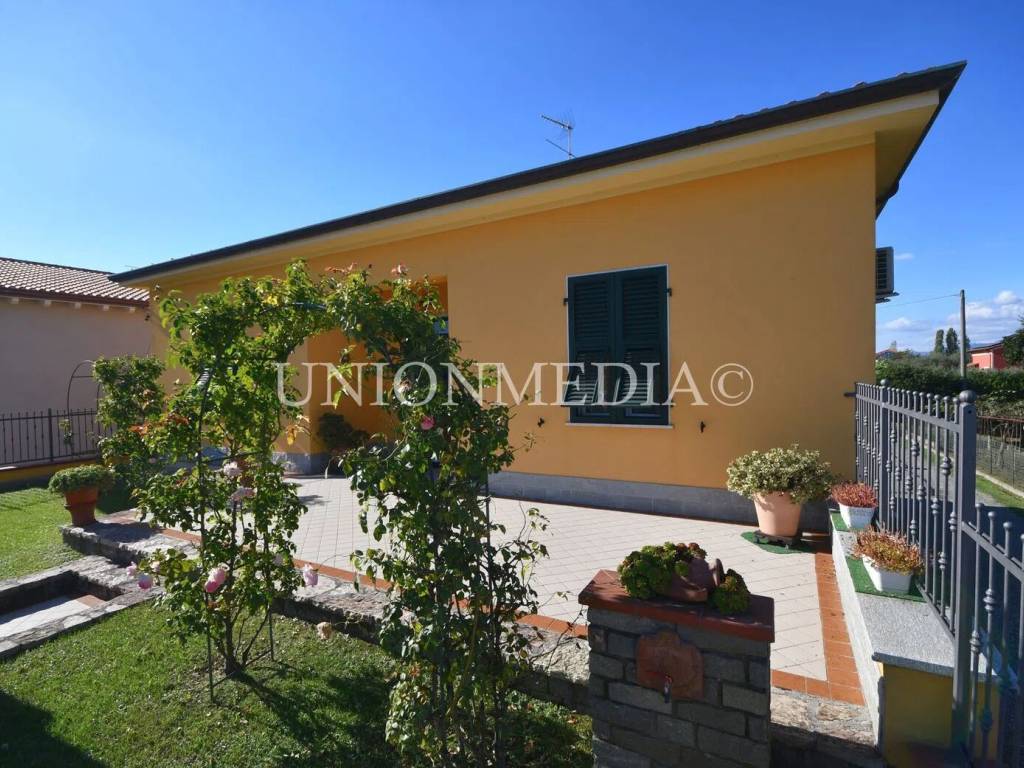 Villa a Castelnuovo magra in Via Canaletto S.N.C. - Foto 2