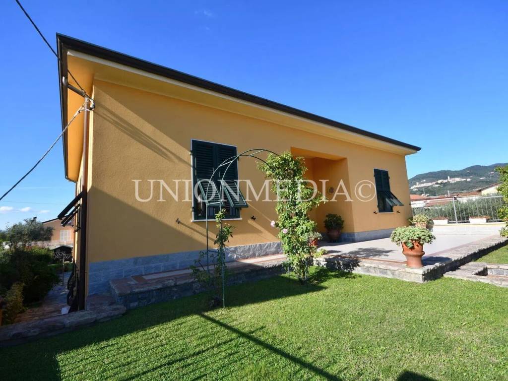 Villa a Castelnuovo magra in Via Canaletto S.N.C. - Foto 3