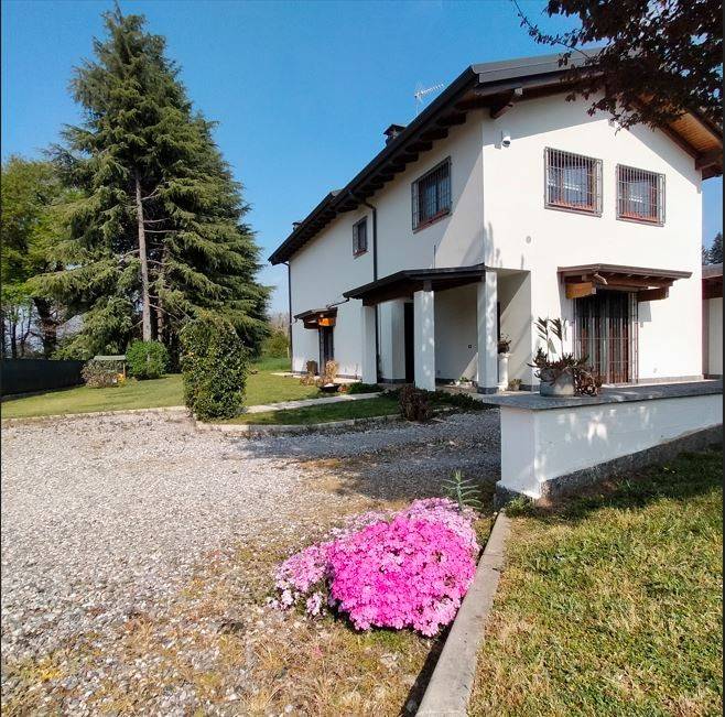 Villa a Caronno varesino in Via Ugo Foscolo - Foto 1