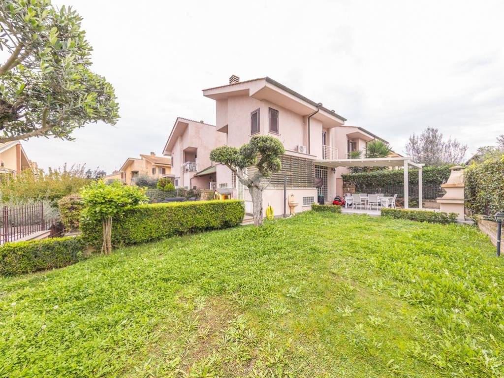 Villa a Frascati in Via del Frantoio Romano, 116 - Foto 1