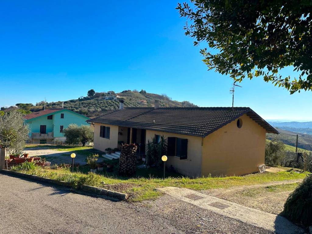 Villa a Atri in Via Cavalieri del Santo Sepolcro, 24 - Foto 2