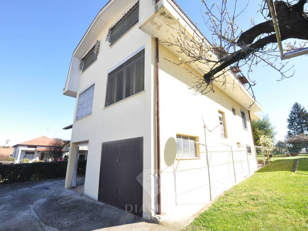 Villa a Besnate in Via Montebello, 13 - Foto 2