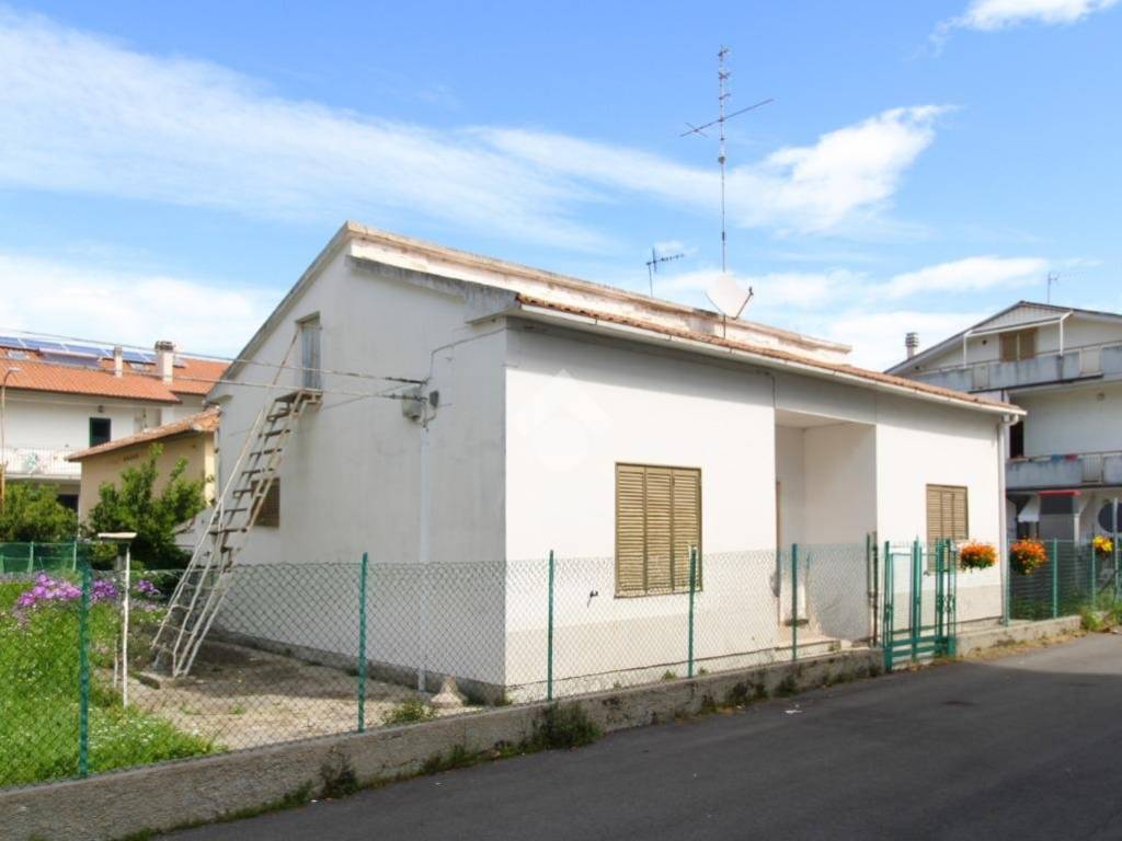 Casa indipendente a Tortoreto in Via Carlo Pisacane, 6 - Foto 2