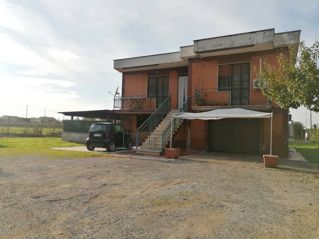 Villa a Aprilia in Via Giannutri, 1 - Foto 2