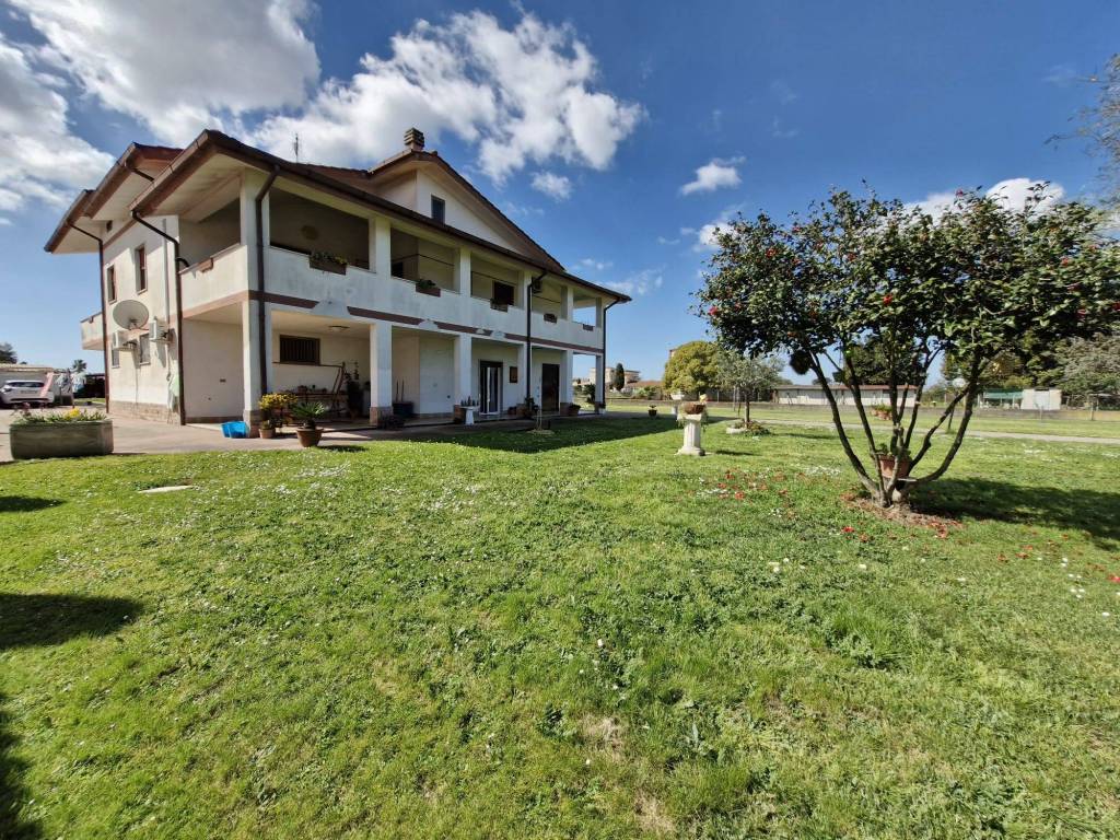Villa a Aprilia in Via Fossignano - Foto 4