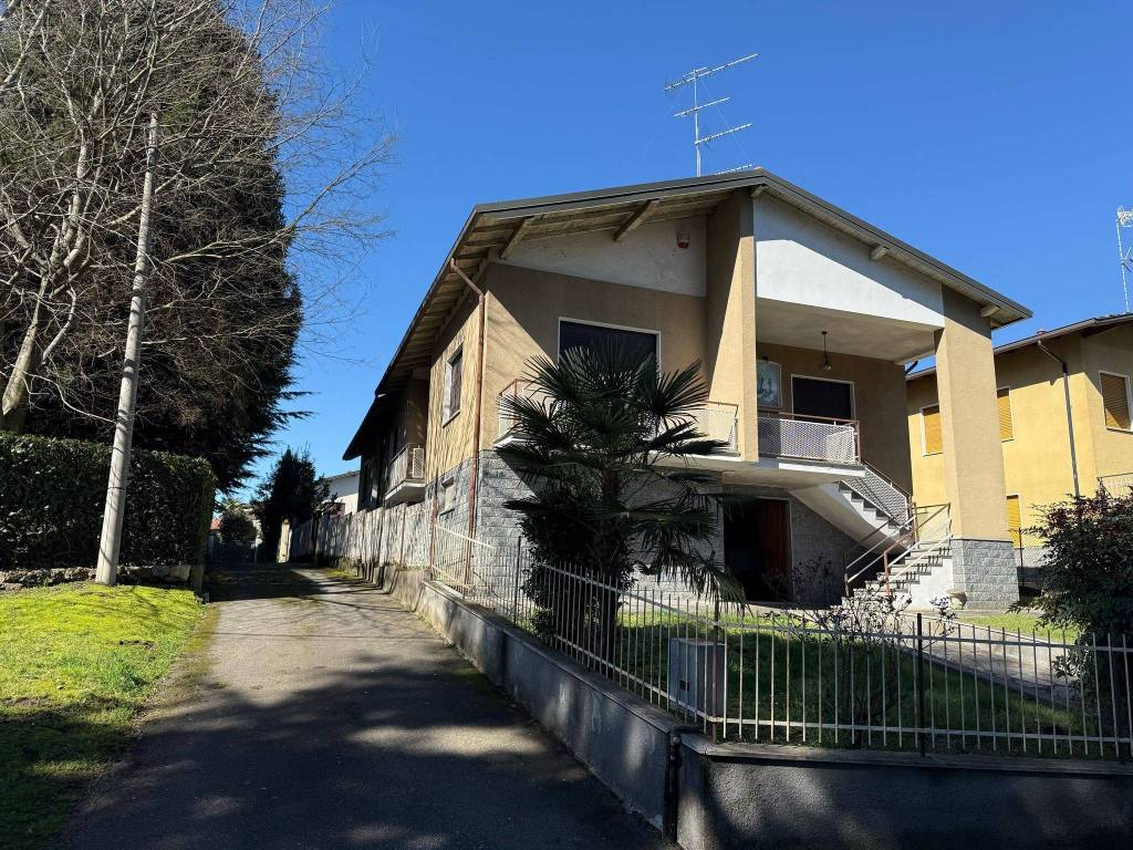 Villa a Arona in Via Generale Chinotto, 40 - Foto 4