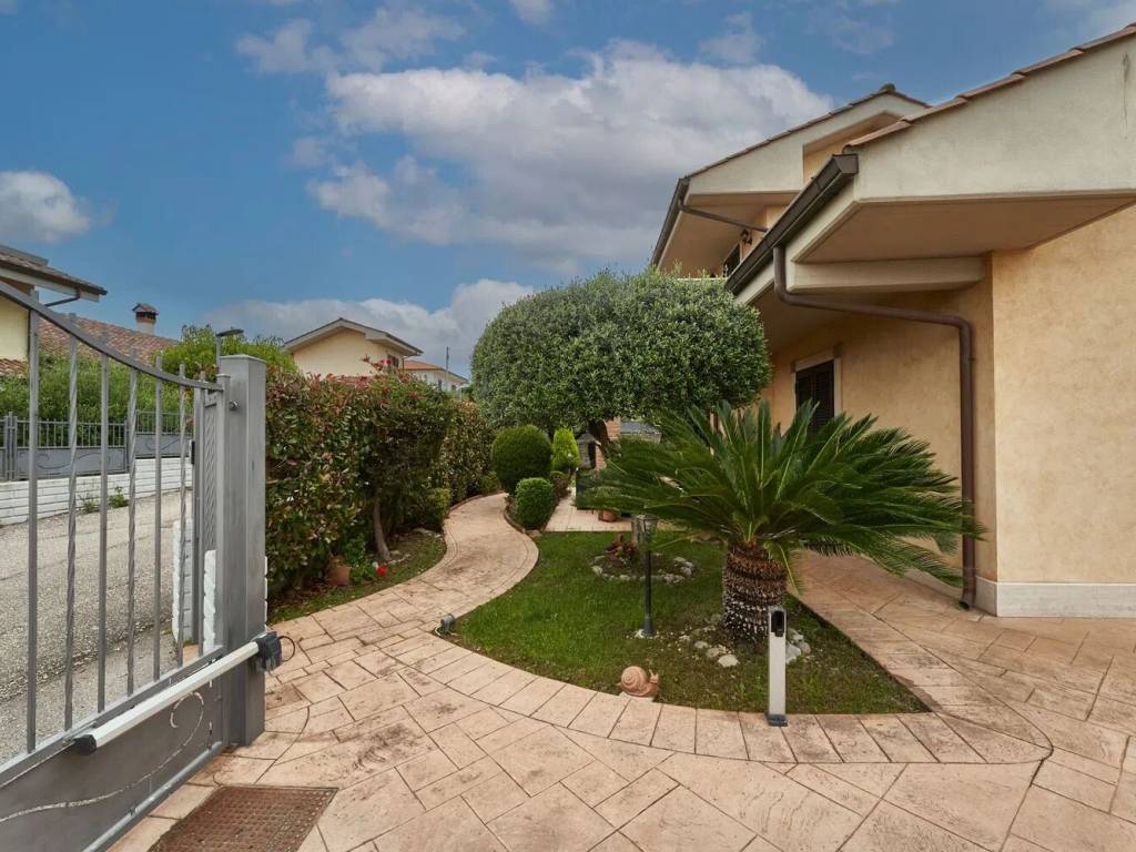 Villa a Cisterna di latina in Via San Tommaso D'Aquino - Foto 2