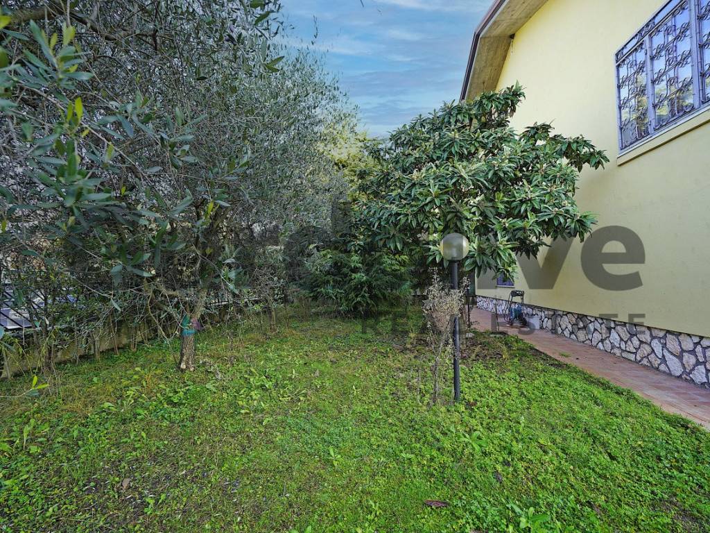 Villa a Peschiera del garda in Via Giuseppe Barbieri - Foto 5