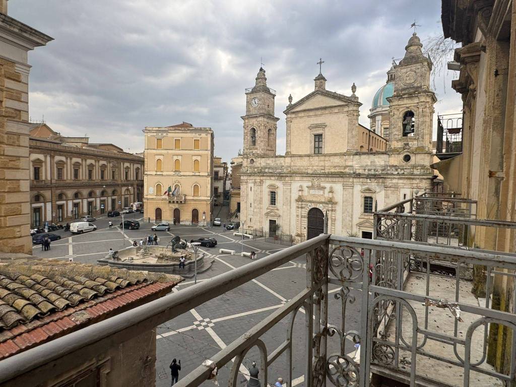 Appartamento a Caltanissetta in Piazza Giuseppe Garibaldi - Foto 2