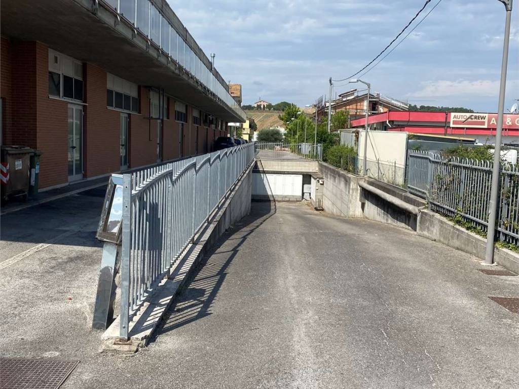 Box / garage a Loreto in Via Pizzardeto, 1 - Foto 3