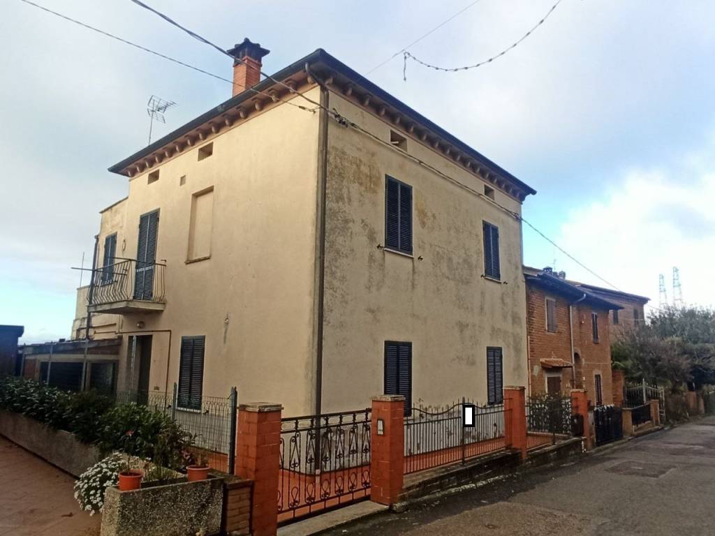 Casa indipendente a Castiglione del lago in Via Bassa, 4 - Foto 2