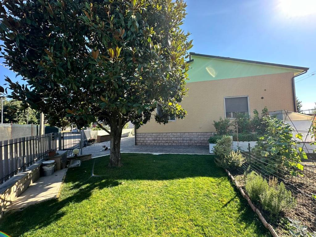 Villa a Bastia umbra in Via India - Foto 2