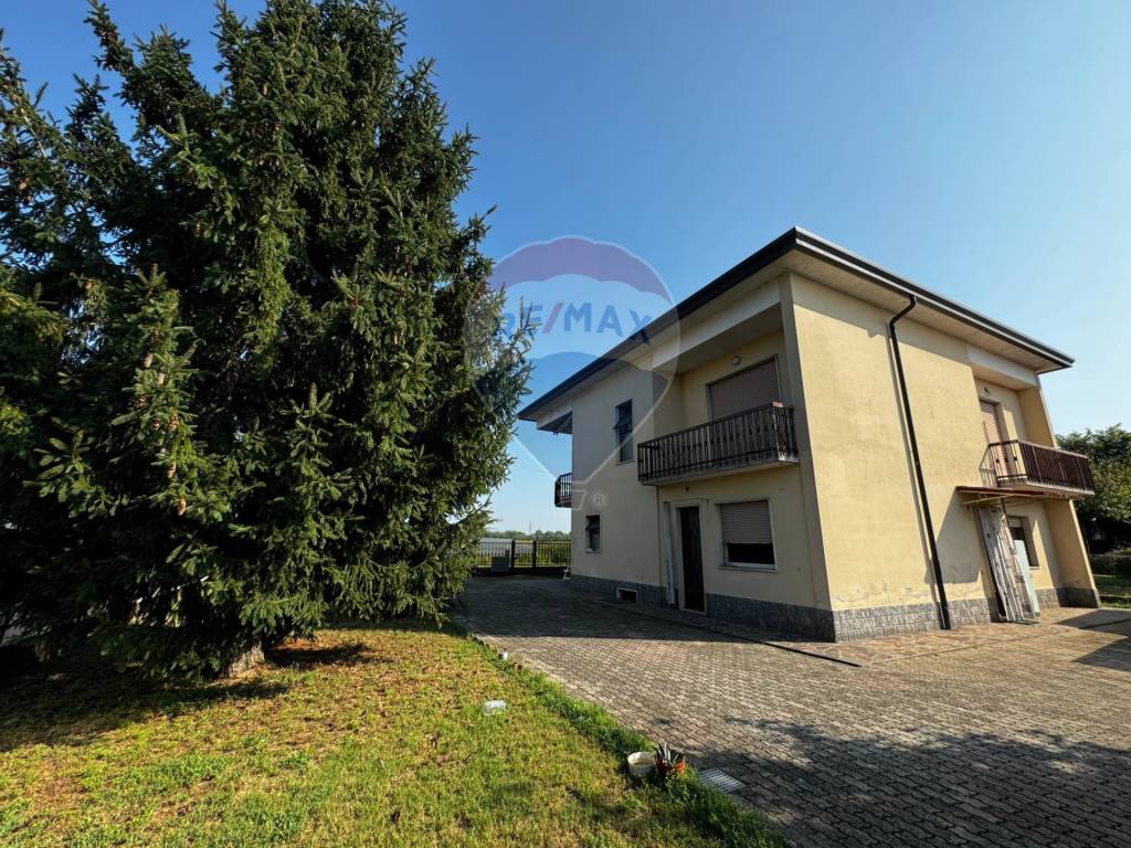 Villa a Lonate pozzolo in via Carlo Goldoni, 7 - Foto 2