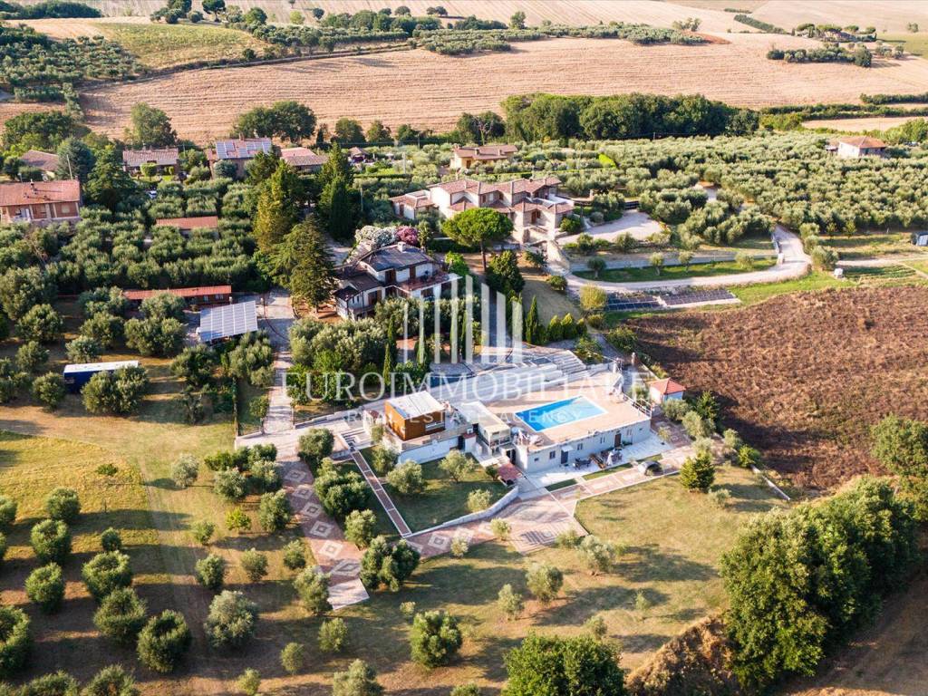 Villa a Castiglione del lago in Via Castiglionese, 32 - Foto 2
