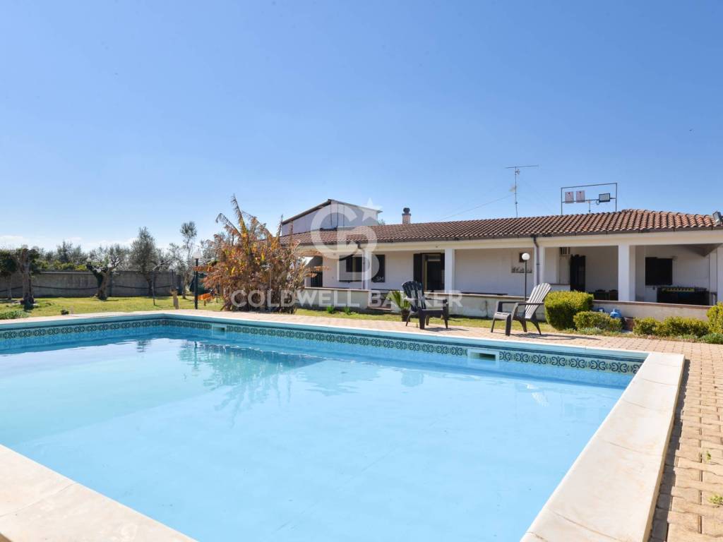 Villa a Corigliano d'otranto in Via Comunale delle Case, 90 - Foto 2