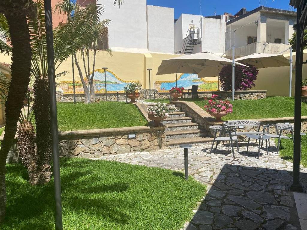 Palazzo / stabile a Milazzo in Lungomare Giuseppe Garibaldi, 311 - Foto 2