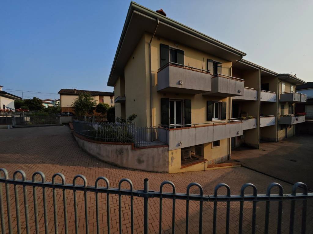 Appartamento a Peschiera del garda in Vicolo Carrettelli - Foto 2