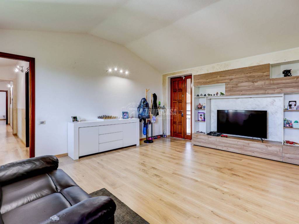 Appartamento a Castelletto sopra ticino in Via Luigi Pasteur - Foto 5