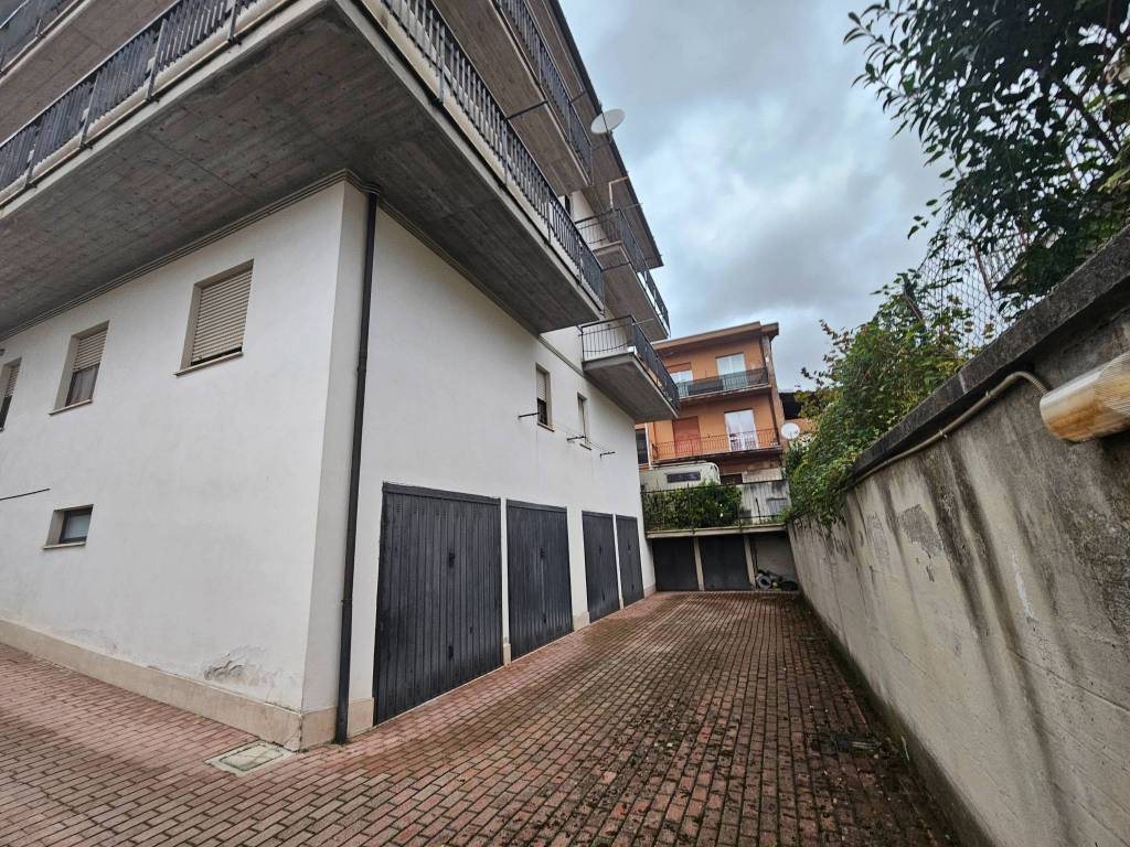 Appartamento a Rieti in Via Martiri delle Fosse Reatine - Foto 2