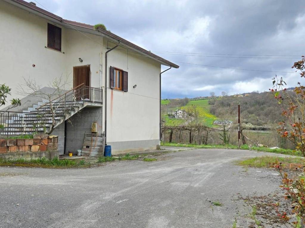 Casa indipendente a Castelfranci in contrada Baiano - Foto 2
