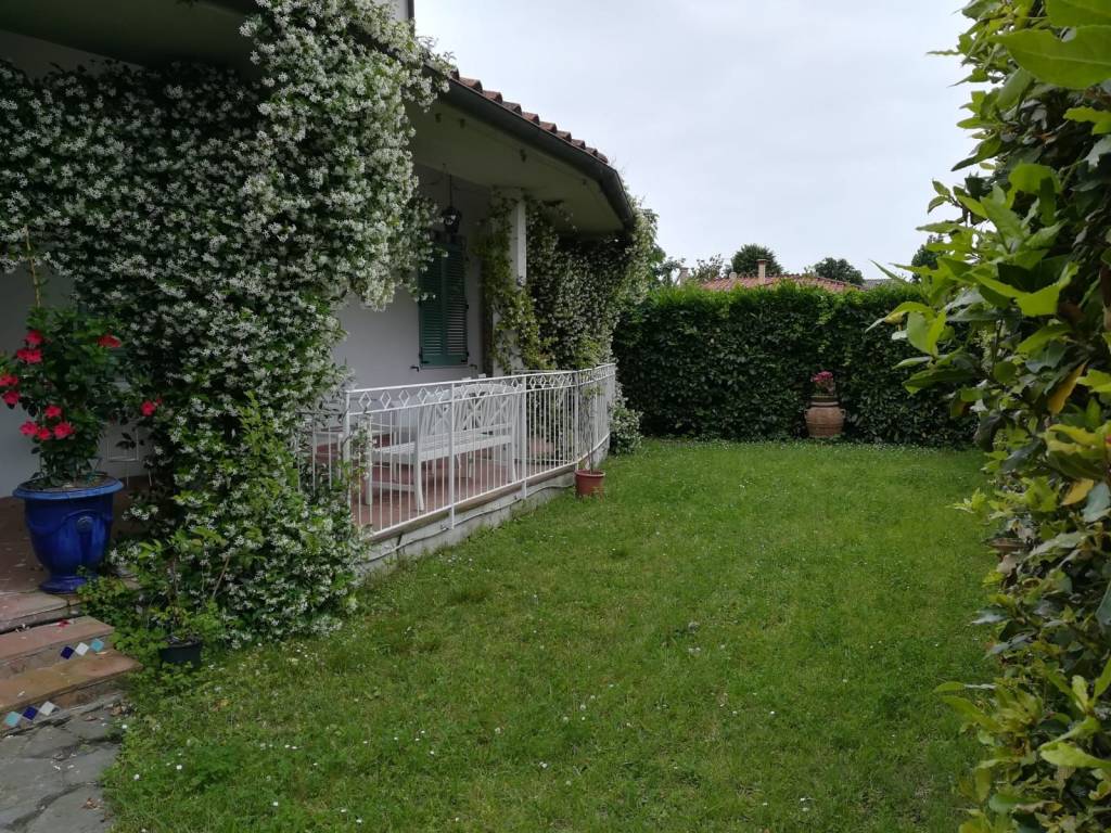 Villa a Pietrasanta in Via Massaua - Foto 2