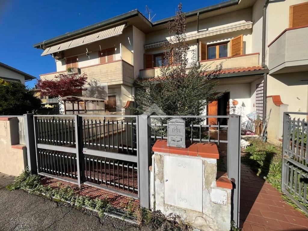 Casa indipendente a Campi bisenzio in Via dei Mille, 13 - Foto 1